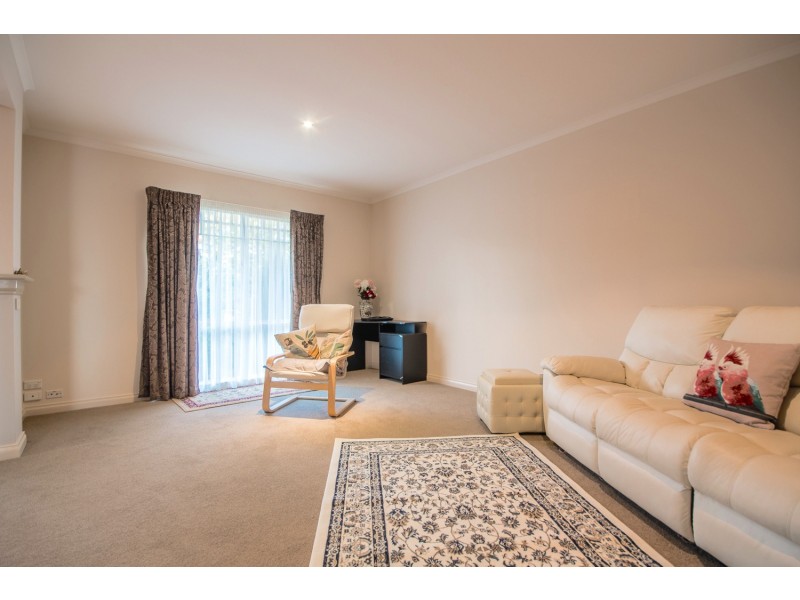 16 Corrong Crescent, Mooroolbark VIC 3138