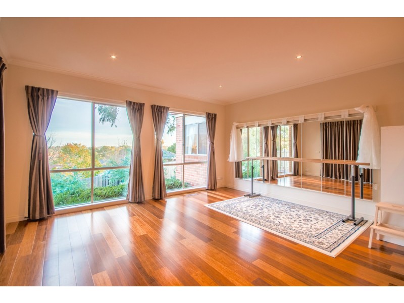 16 Corrong Crescent, Mooroolbark VIC 3138