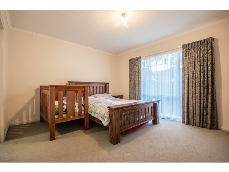 16 Corrong Crescent, Mooroolbark VIC 3138