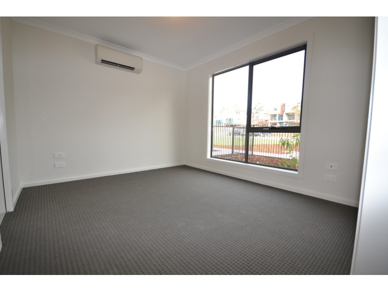 2 Lithgow Way, Mooroolbark VIC 3138