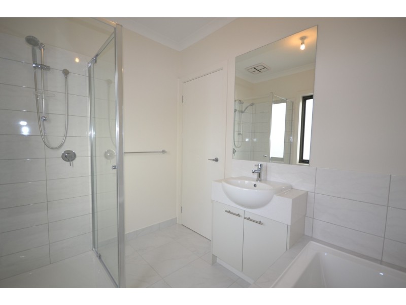 2 Lithgow Way, Mooroolbark VIC 3138