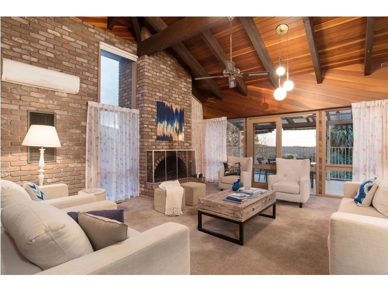 11 Chinook Crescent, Mooroolbark VIC 3138