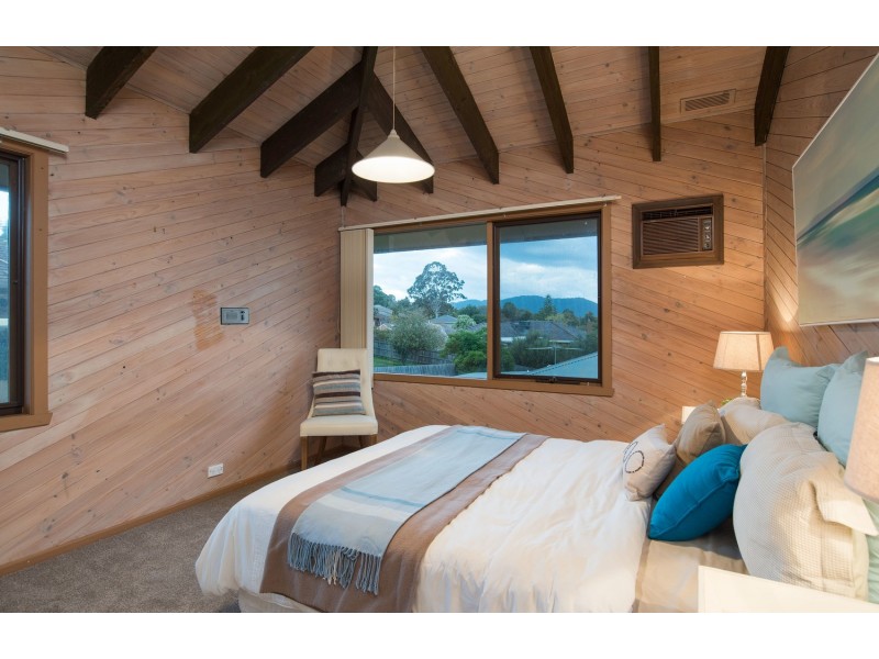 11 Chinook Crescent, Mooroolbark VIC 3138