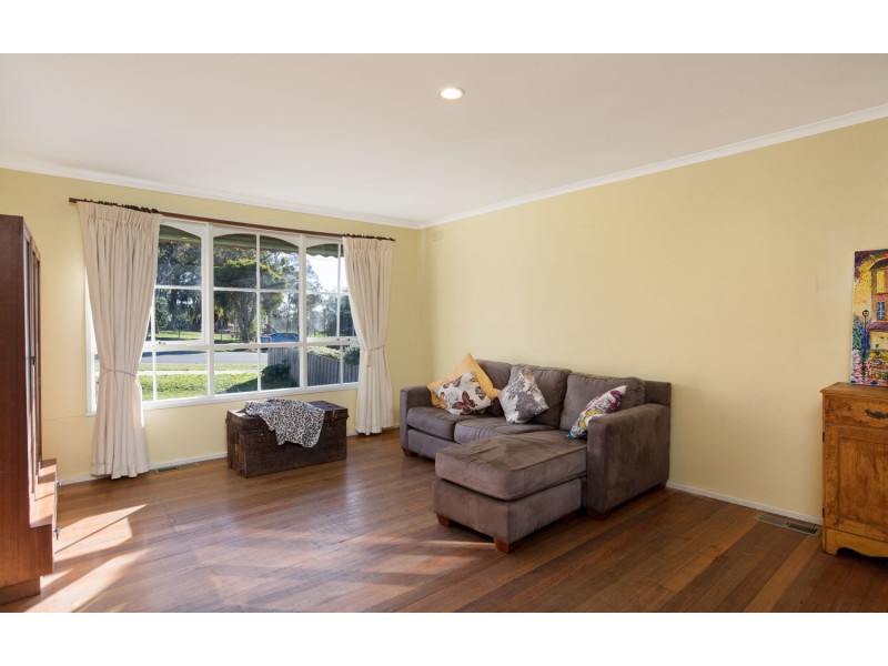 24 Pembroke Road, Mooroolbark VIC 3138