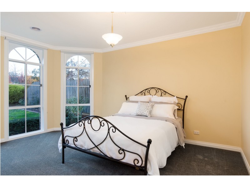 30 Blue Ridge Drive, Mooroolbark VIC 3138
