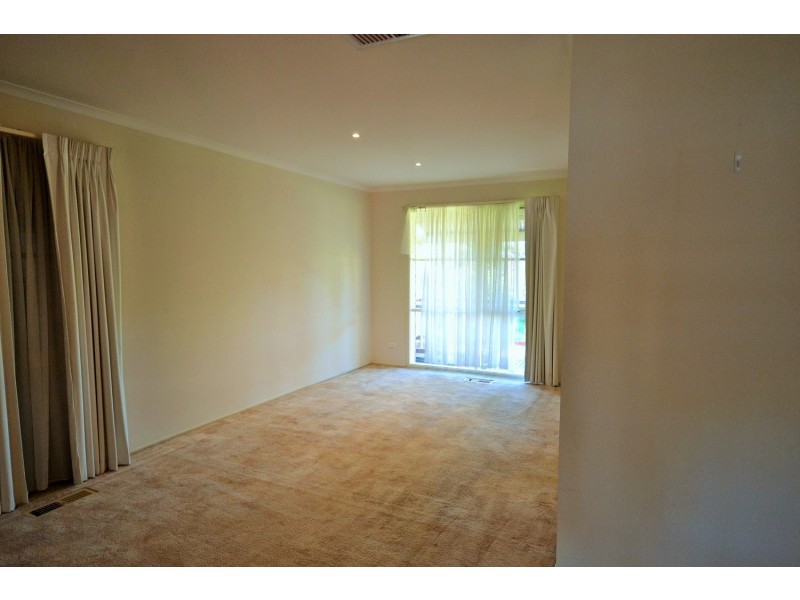 2 Como Close, Croydon VIC 3136