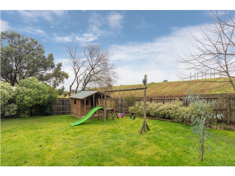21 Meadowlark Lane, Mooroolbark VIC 3138