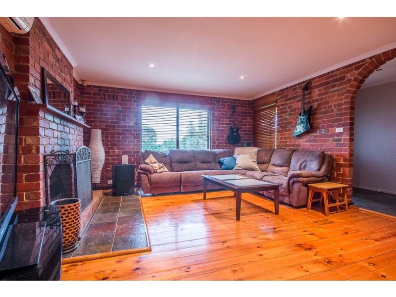 17 Barina Avenue, Mooroolbark VIC 3138