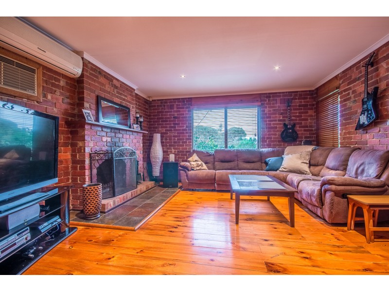 17 Barina Avenue, Mooroolbark VIC 3138