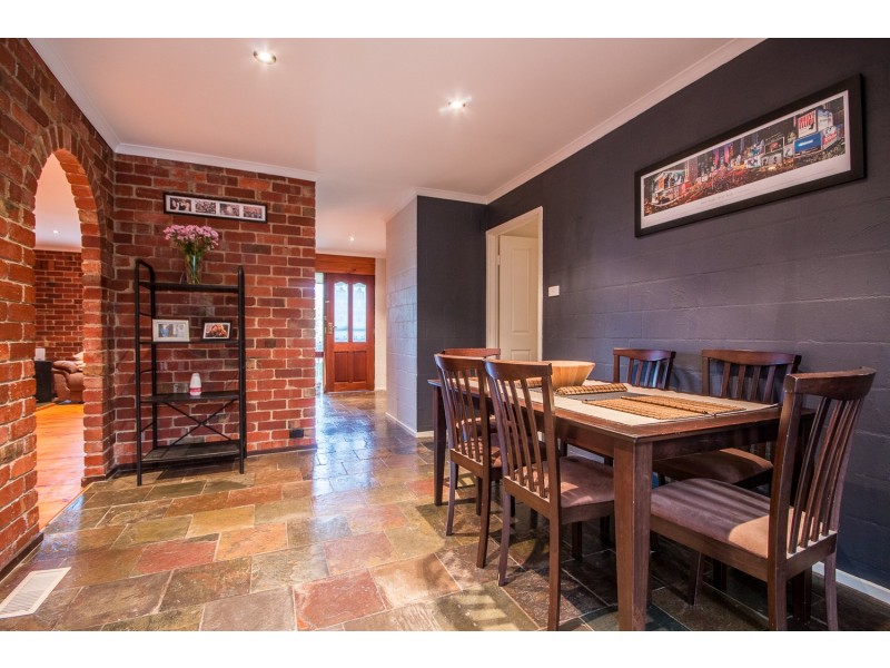 17 Barina Avenue, Mooroolbark VIC 3138