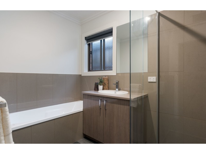 51a Longfellow Avenue, Mooroolbark VIC 3138