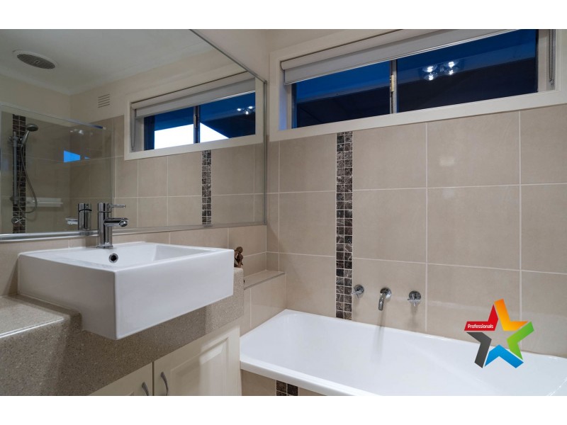 18 Blackburn Road, Mooroolbark VIC 3138