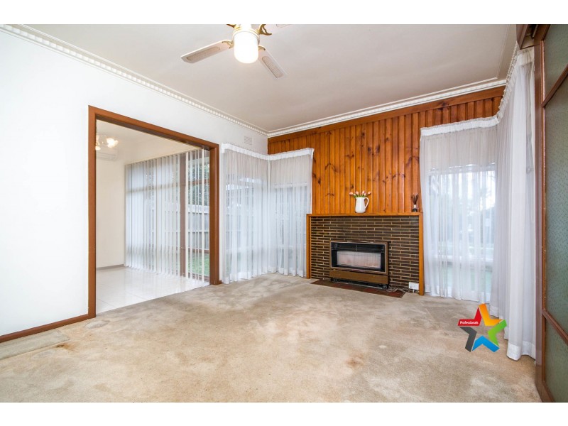 8 Dickson Crescent, Ringwood North VIC 3134