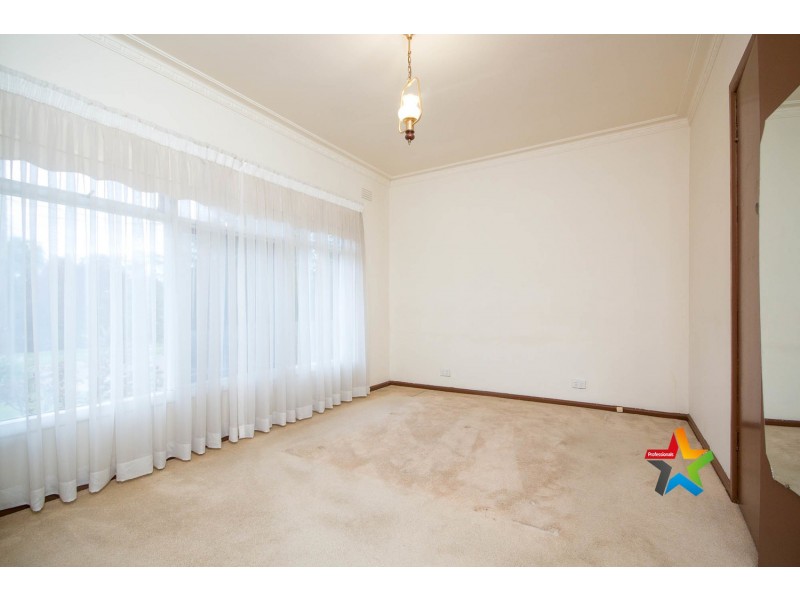 8 Dickson Crescent, Ringwood North VIC 3134