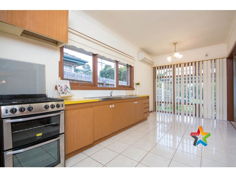 8 Dickson Crescent, Ringwood North VIC 3134