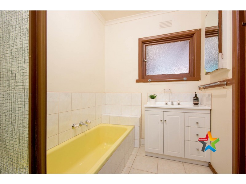 8 Dickson Crescent, Ringwood North VIC 3134