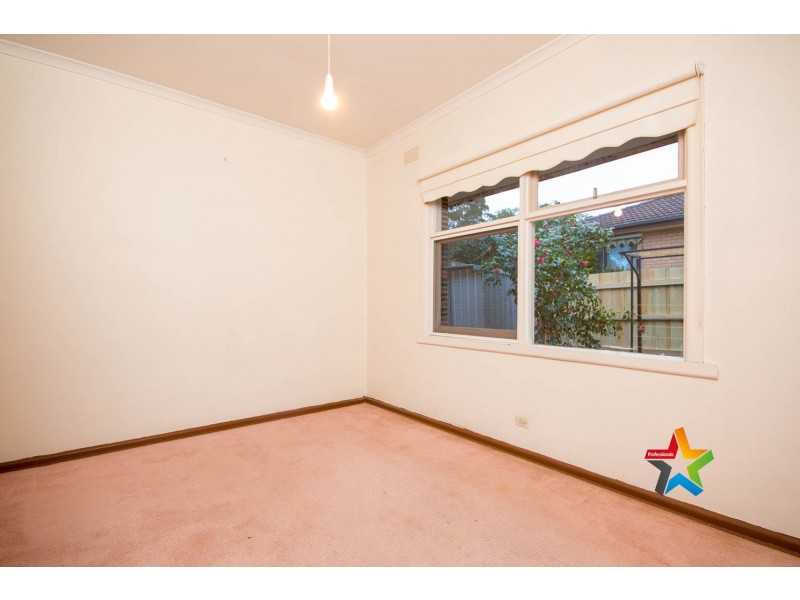 8 Dickson Crescent, Ringwood North VIC 3134