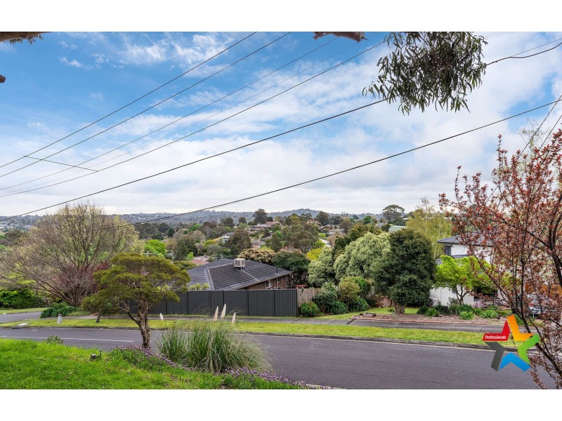 4 Parry Drive, Mooroolbark VIC 3138