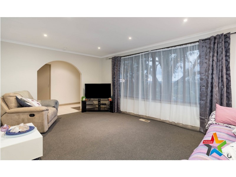 4 Parry Drive, Mooroolbark VIC 3138