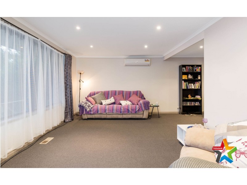 4 Parry Drive, Mooroolbark VIC 3138