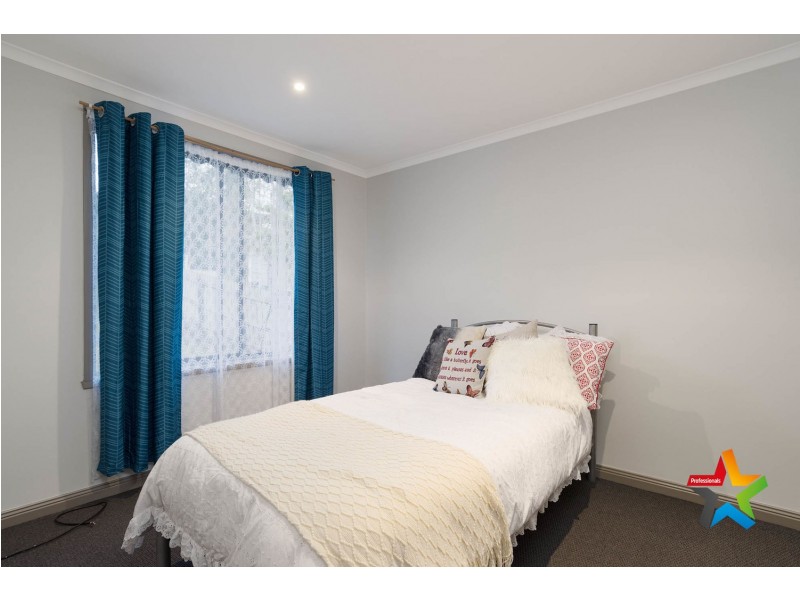 4 Parry Drive, Mooroolbark VIC 3138