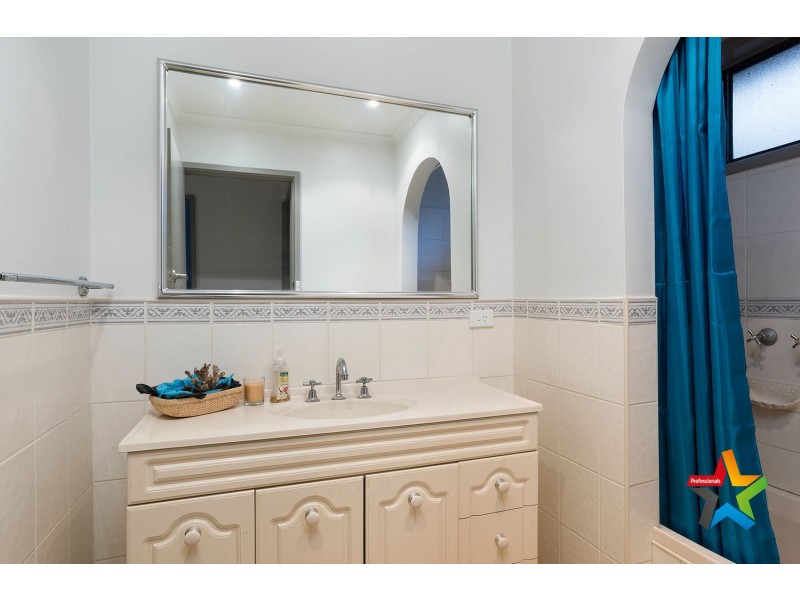 4 Parry Drive, Mooroolbark VIC 3138