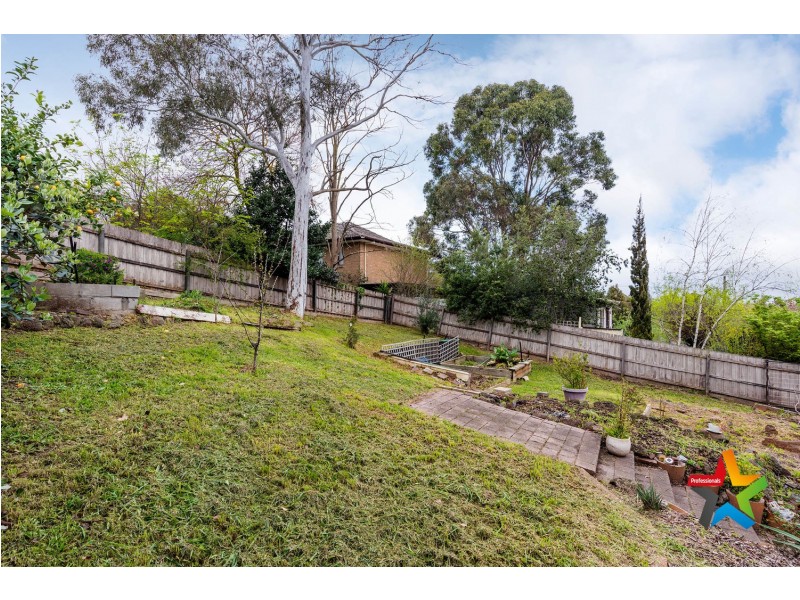 4 Parry Drive, Mooroolbark VIC 3138