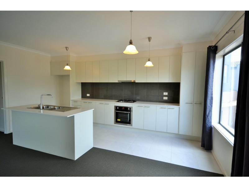 4 Nicky Close (1-5 Central Avenue), Mooroolbark VIC 3138