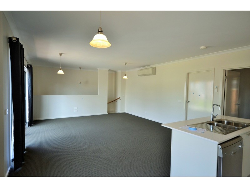 4 Nicky Close (1-5 Central Avenue), Mooroolbark VIC 3138