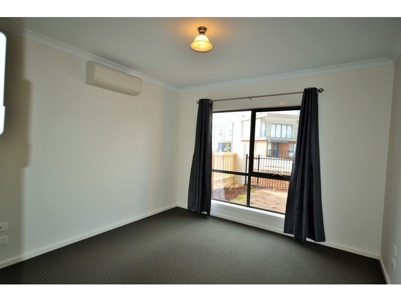 4 Nicky Close (1-5 Central Avenue), Mooroolbark VIC 3138