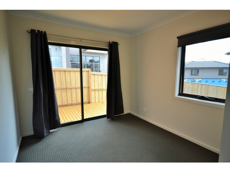 4 Nicky Close (1-5 Central Avenue), Mooroolbark VIC 3138