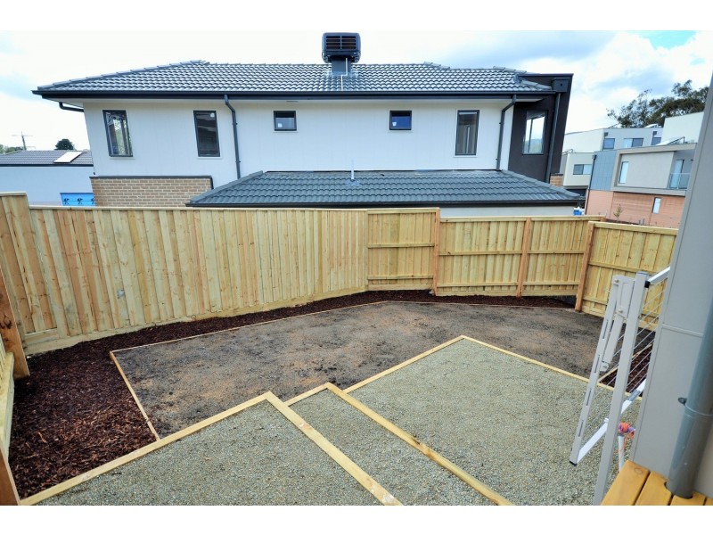 4 Nicky Close (1-5 Central Avenue), Mooroolbark VIC 3138