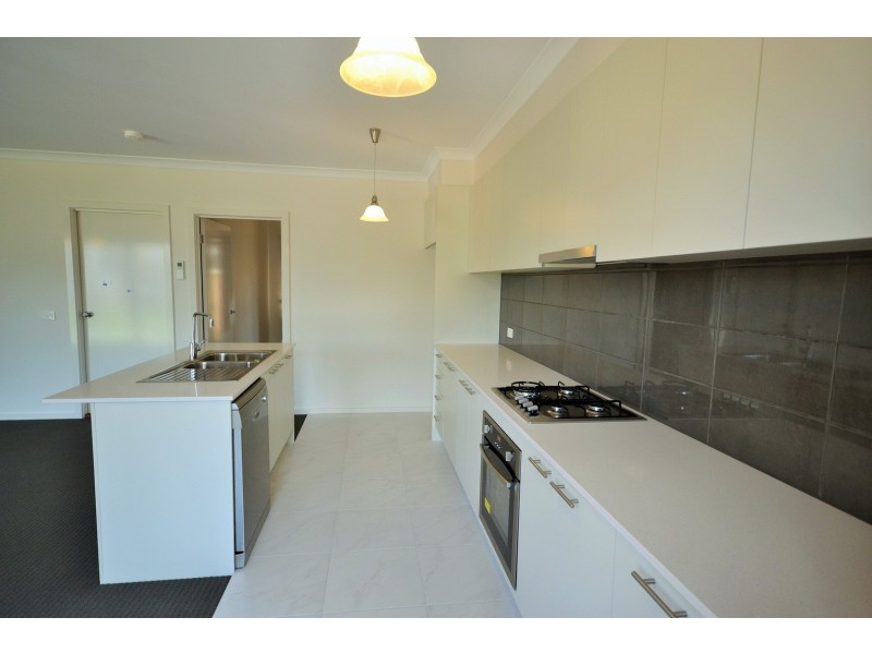 4 Nicky Close (1-5 Central Avenue), Mooroolbark VIC 3138