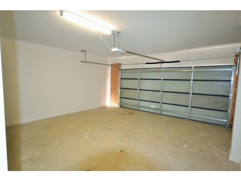 4 Nicky Close (1-5 Central Avenue), Mooroolbark VIC 3138