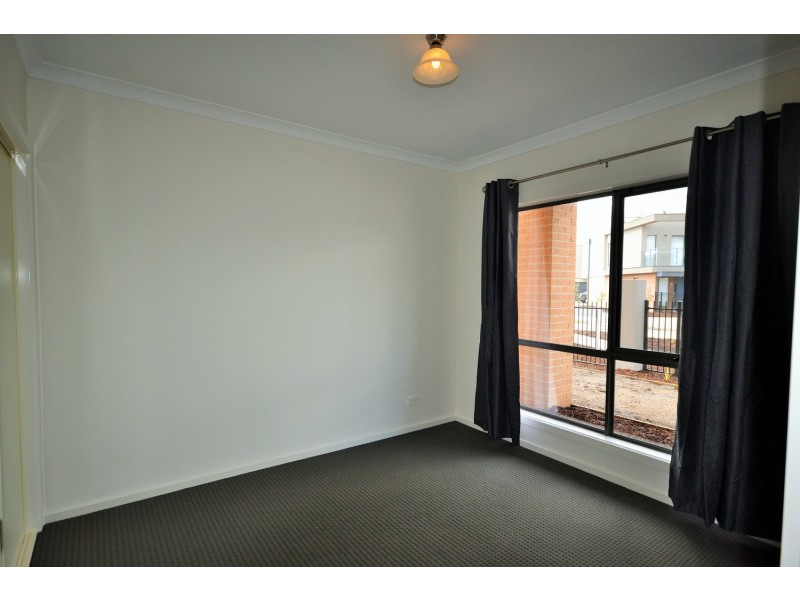 4 Nicky Close (1-5 Central Avenue), Mooroolbark VIC 3138