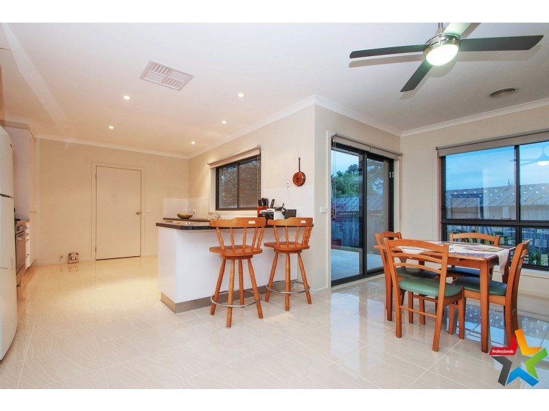 15a Nolan Avenue, Mooroolbark VIC 3138