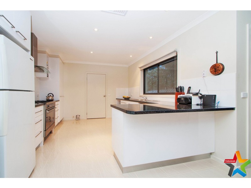 15a Nolan Avenue, Mooroolbark VIC 3138