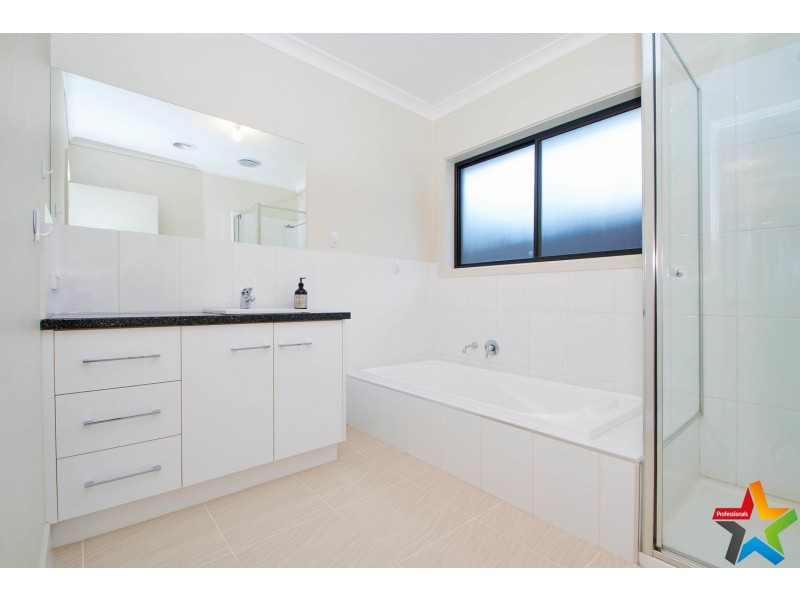 15a Nolan Avenue, Mooroolbark VIC 3138