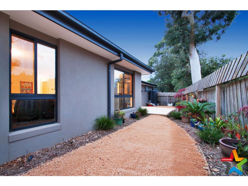 15a Nolan Avenue, Mooroolbark VIC 3138