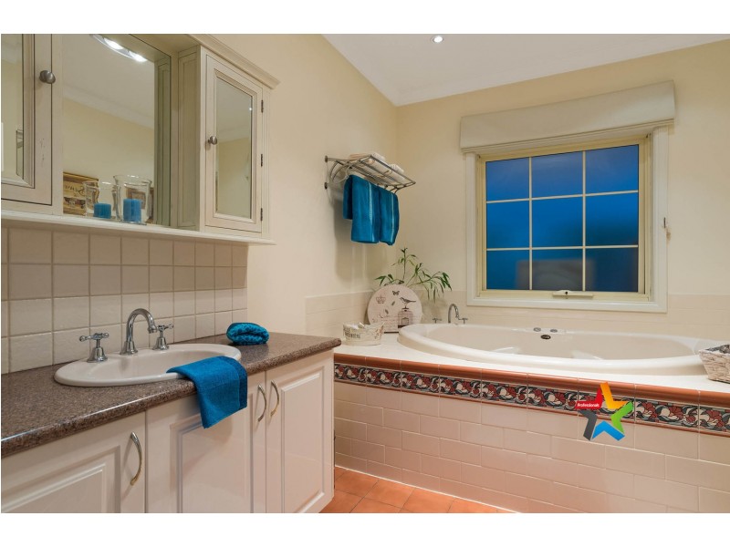 27-29 Lily Avenue, Mount Evelyn VIC 3796