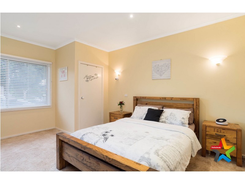 2 Hollyoak Haven, Chirnside Park VIC 3116