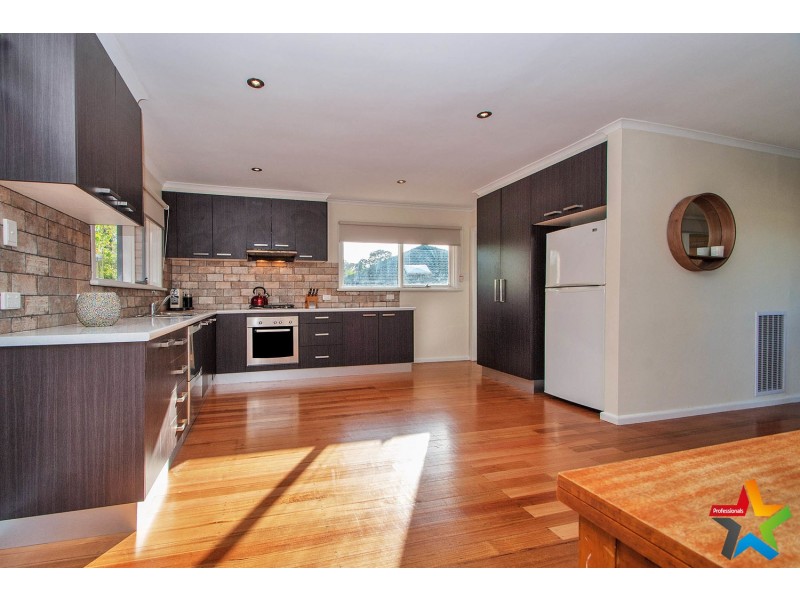 24 Durham Road, Kilsyth VIC 3137