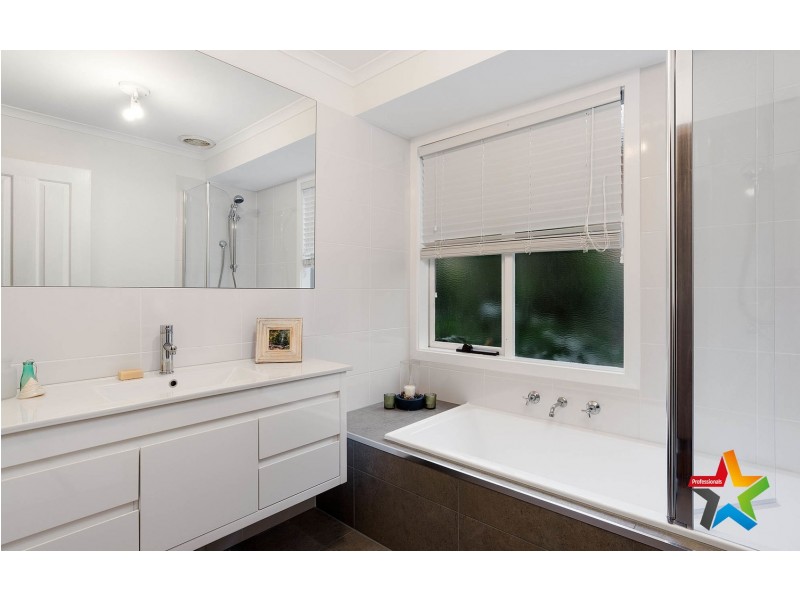 8 Songbird Avenue, Chirnside Park VIC 3116