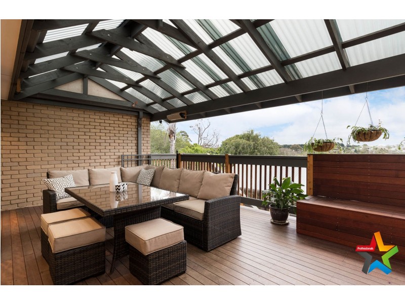 8 Songbird Avenue, Chirnside Park VIC 3116