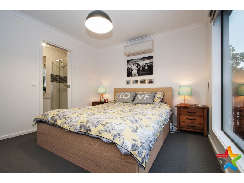 2 English Close, Mooroolbark VIC 3138