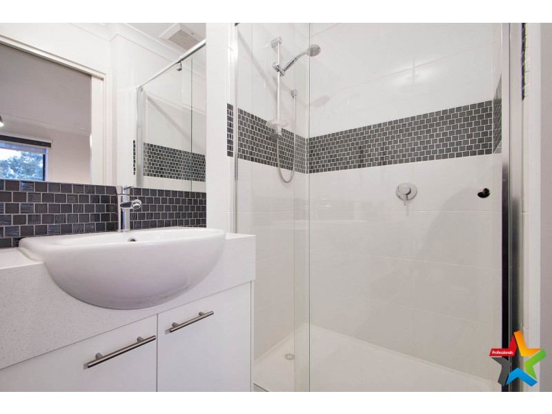 2 English Close, Mooroolbark VIC 3138