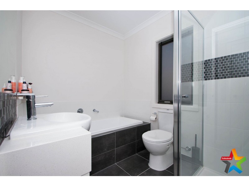 2 English Close, Mooroolbark VIC 3138