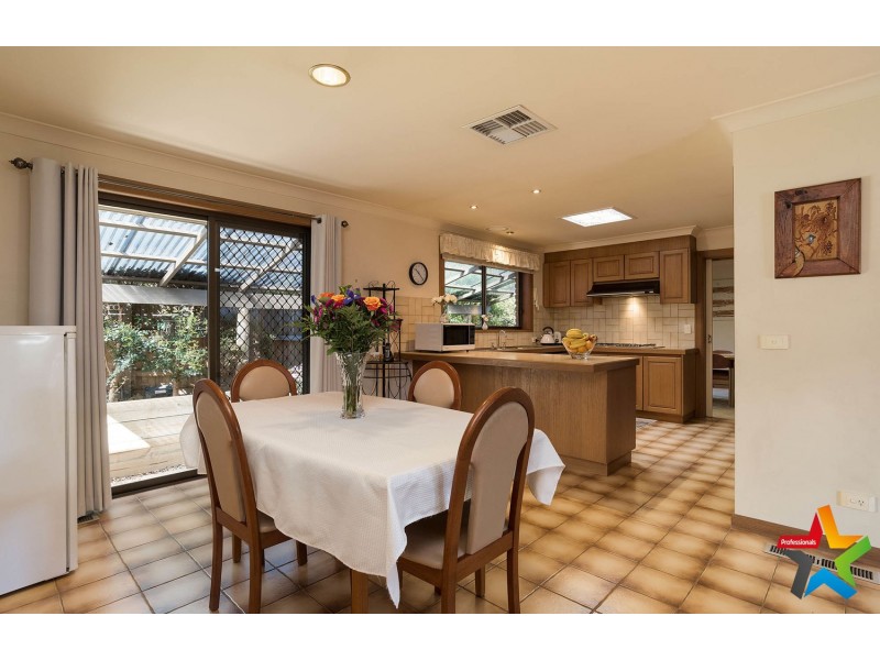 8 Kambora Court, Mooroolbark VIC 3138