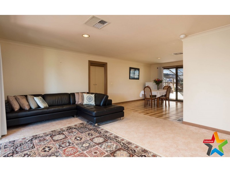 8 Kambora Court, Mooroolbark VIC 3138