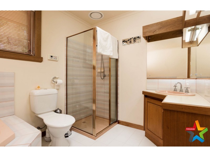 8 Kambora Court, Mooroolbark VIC 3138